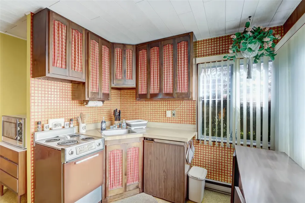 39 Cranberry Lane Plainview NY 11803
