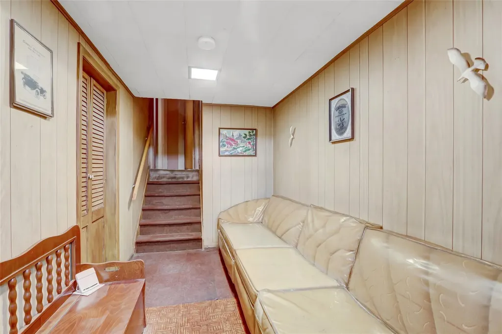 39 Cranberry Lane Plainview NY 11803
