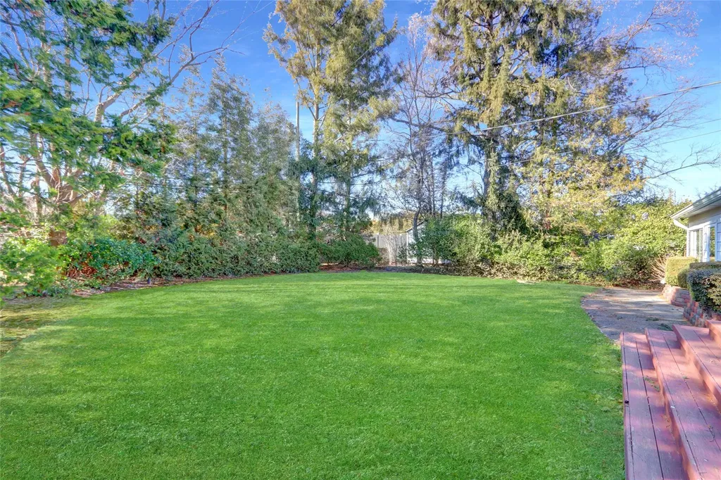 39 Cranberry Lane Plainview NY 11803