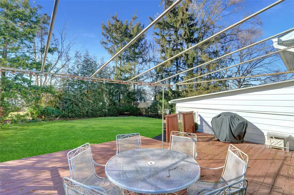 39 Cranberry Lane Plainview NY 11803