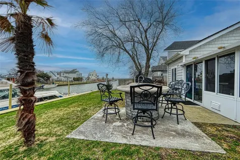 25 Fairlawn Court Shirley NY 11967