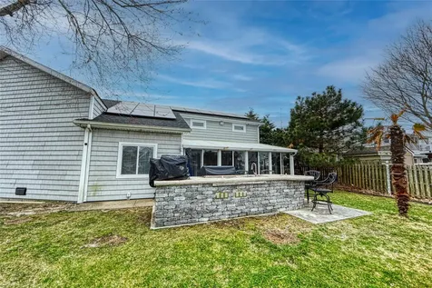 25 Fairlawn Court Shirley NY 11967