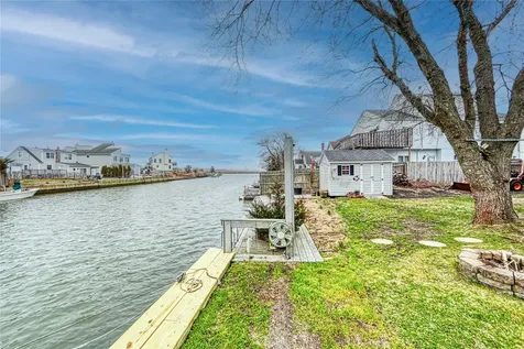 25 Fairlawn Court Shirley NY 11967