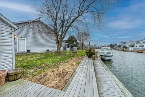 25 Fairlawn Court Shirley NY 11967