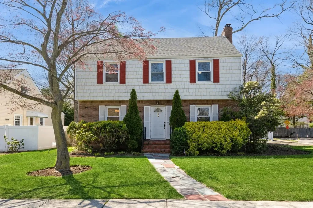 379 Rolling Street Malverne NY 11565