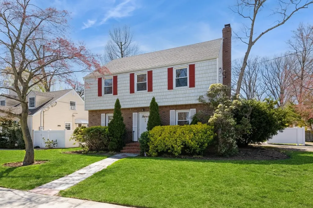 379 Rolling Street Malverne NY 11565