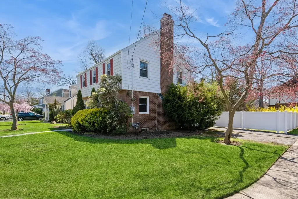 379 Rolling Street Malverne NY 11565
