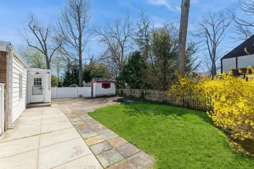 379 Rolling Street Malverne NY 11565