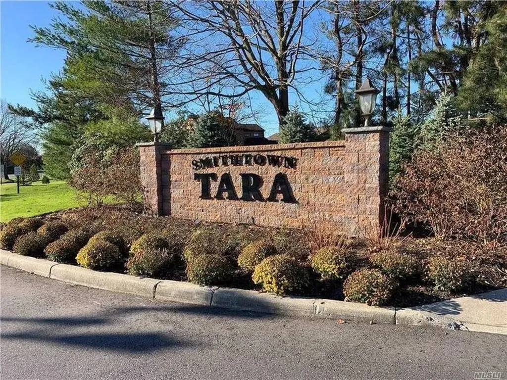 8 Ashley Circle Commack NY 11725