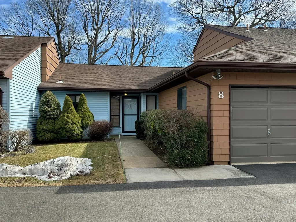 8 Ashley Circle Commack NY 11725