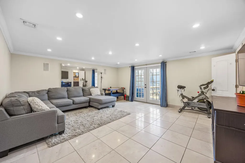 324 Hungry Harbor Road Valley Stream NY 11581