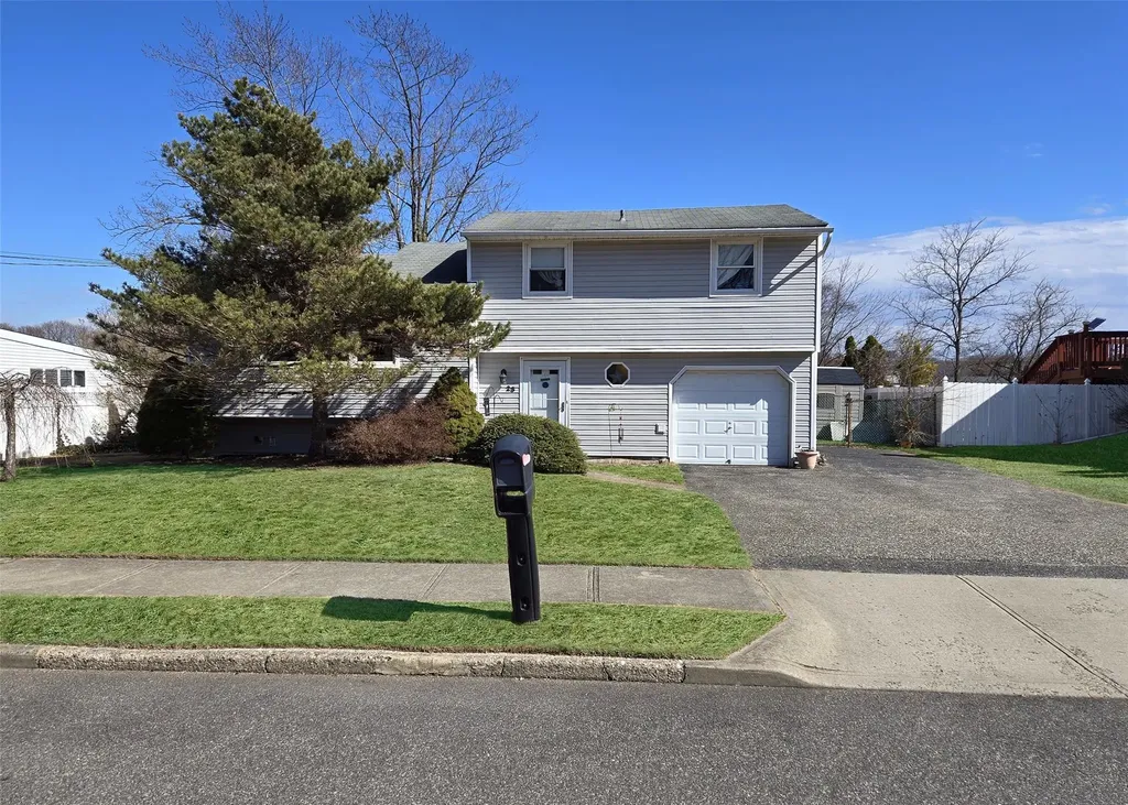 23 Willow Street Selden NY 11784