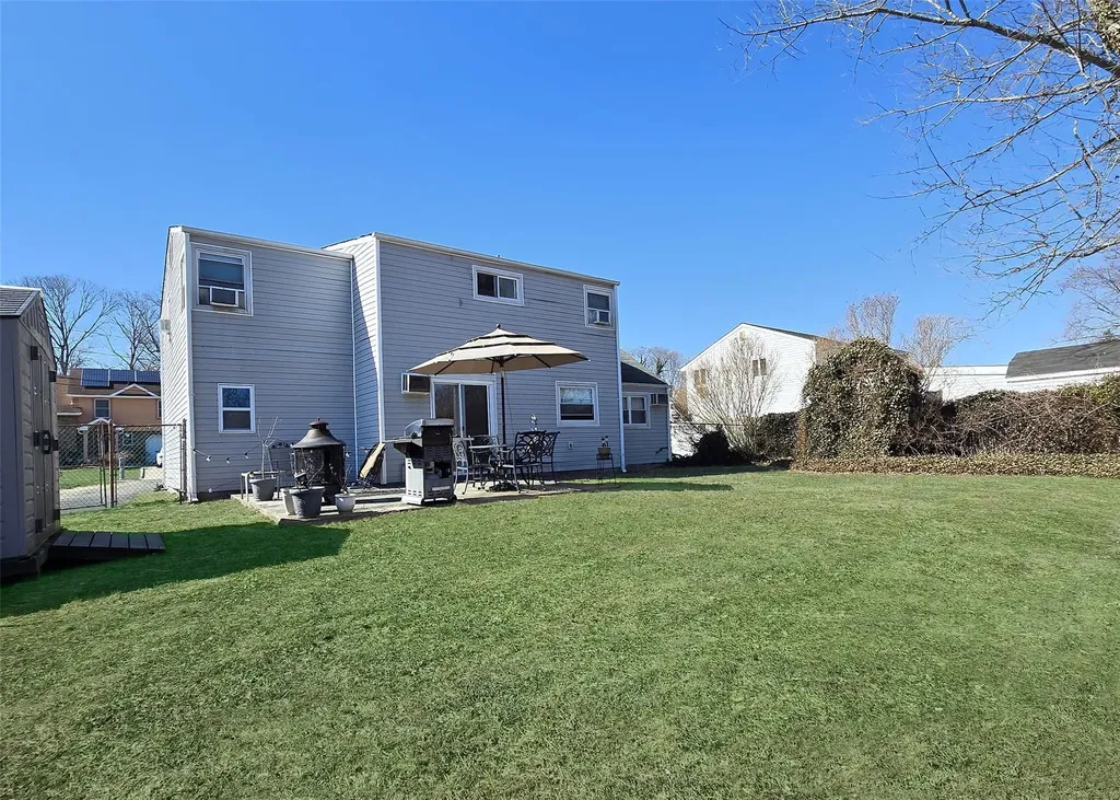 23 Willow Street Selden NY 11784
