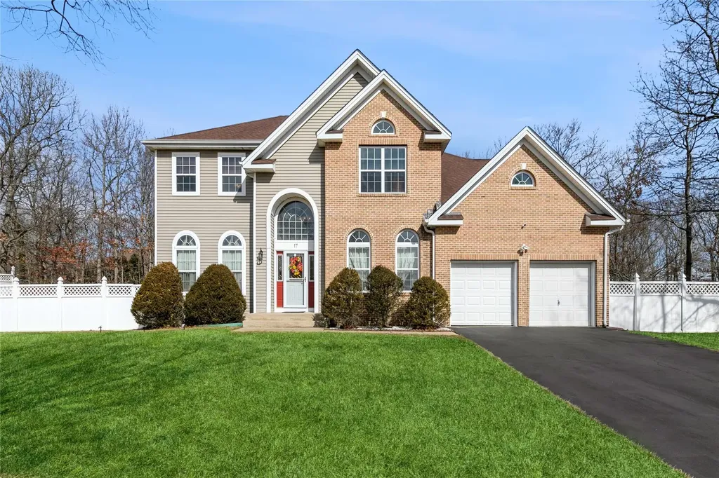 17 Independence Way Brookhaven NY 11764