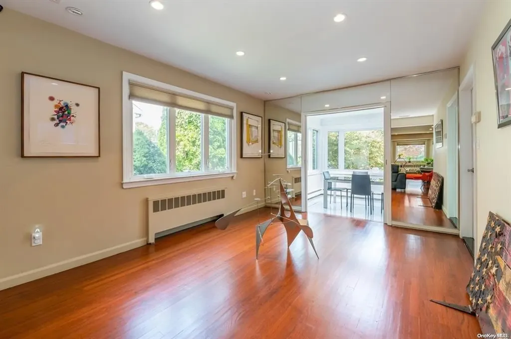 16 Hawthorne Lane Lawrence NY 11559