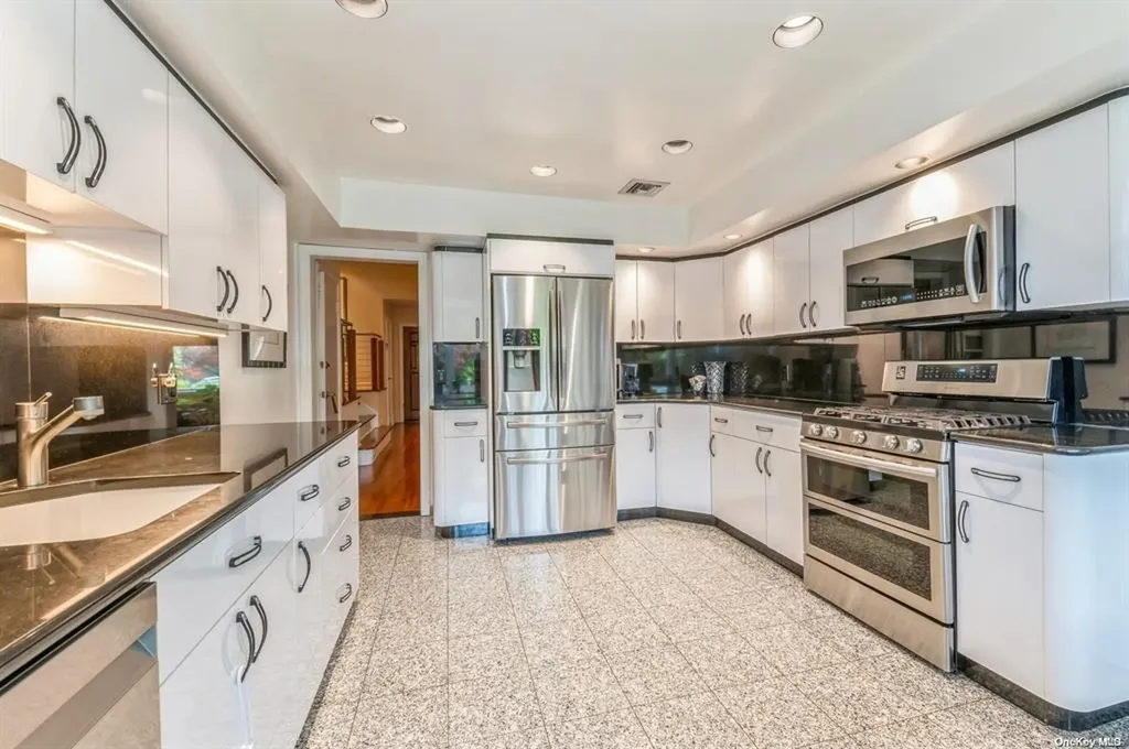 16 Hawthorne Lane Lawrence NY 11559
