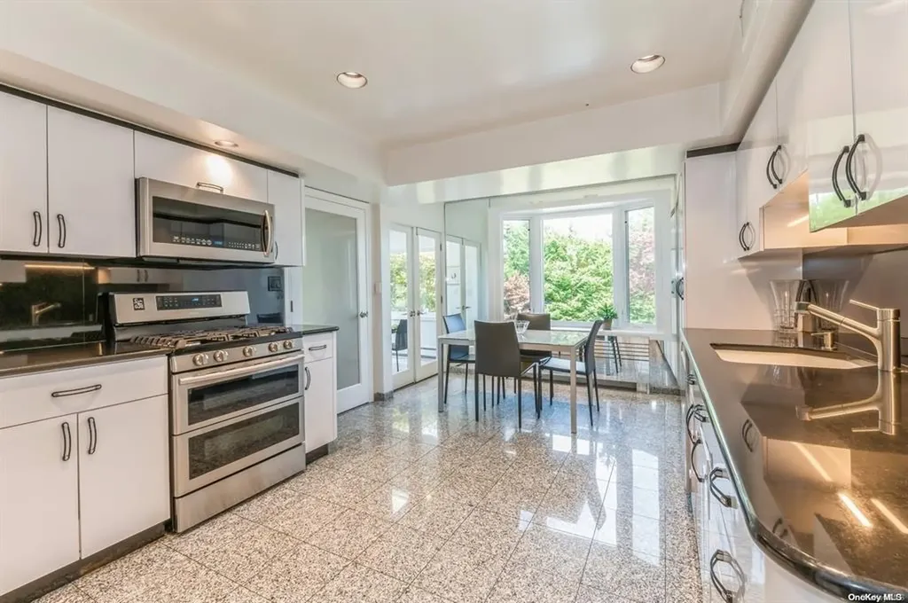 16 Hawthorne Lane Lawrence NY 11559