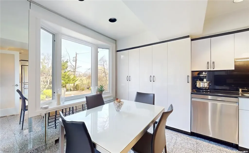 16 Hawthorne Lane Lawrence NY 11559