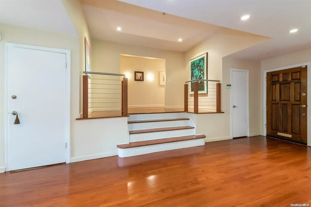 16 Hawthorne Lane Lawrence NY 11559