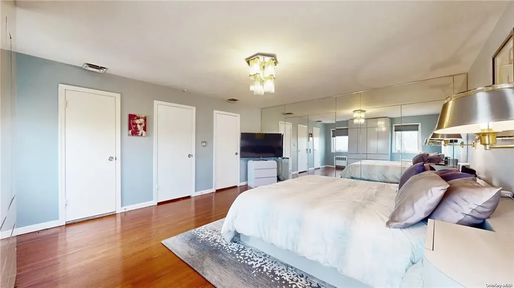 16 Hawthorne Lane Lawrence NY 11559