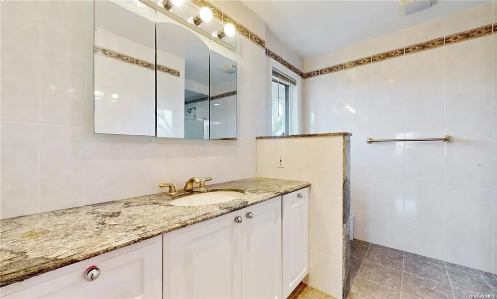 16 Hawthorne Lane Lawrence NY 11559
