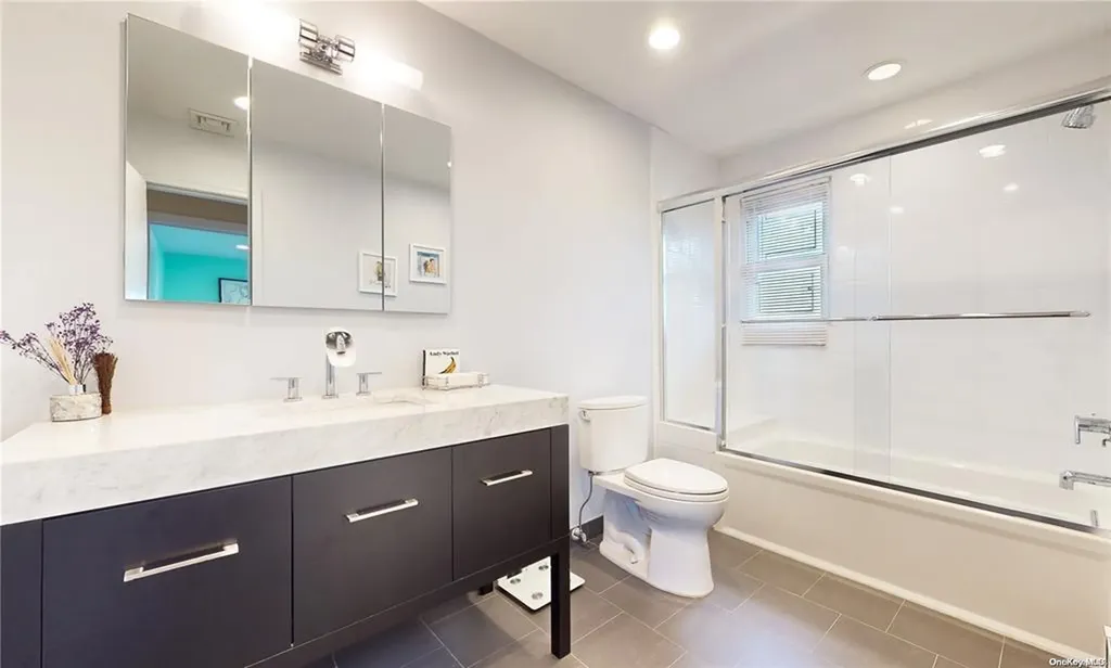 16 Hawthorne Lane Lawrence NY 11559