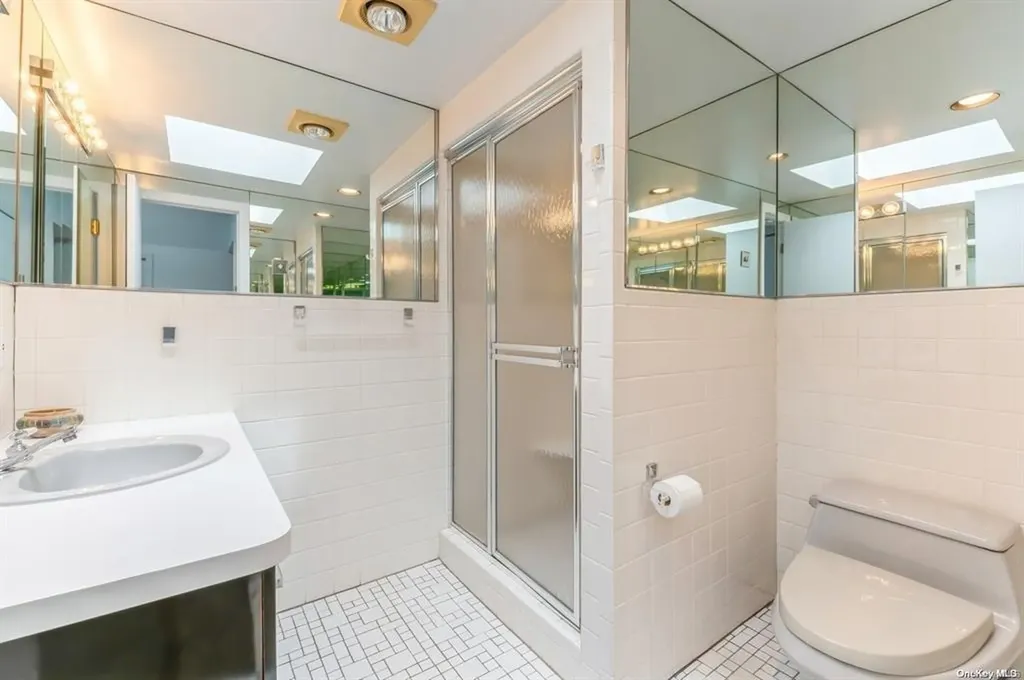 16 Hawthorne Lane Lawrence NY 11559