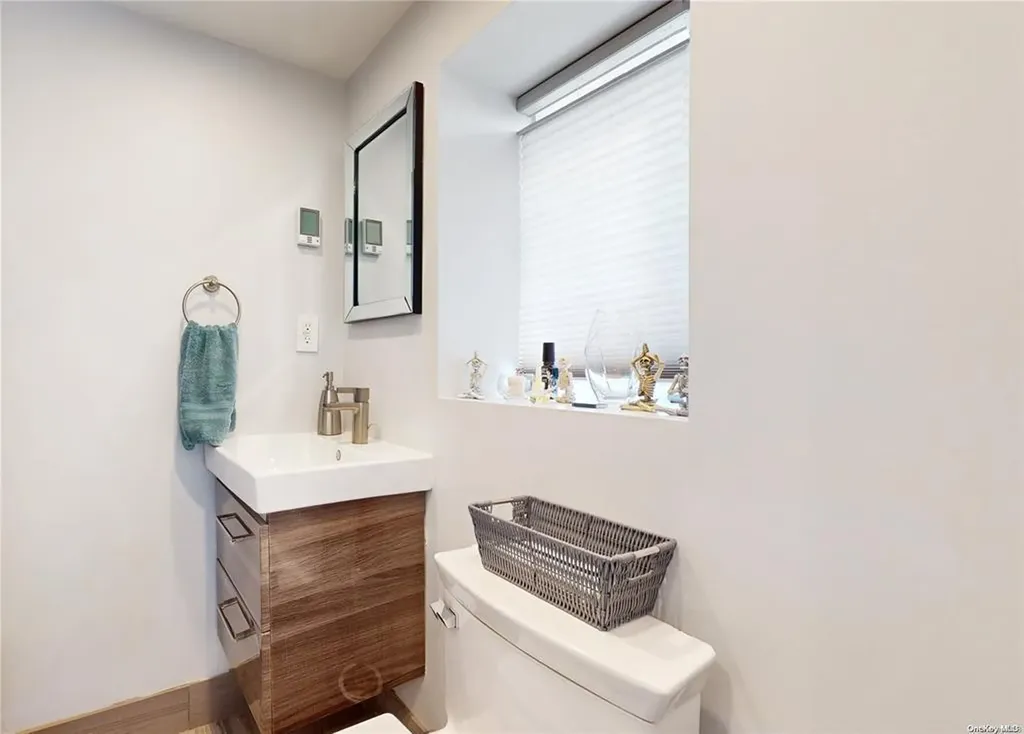 16 Hawthorne Lane Lawrence NY 11559