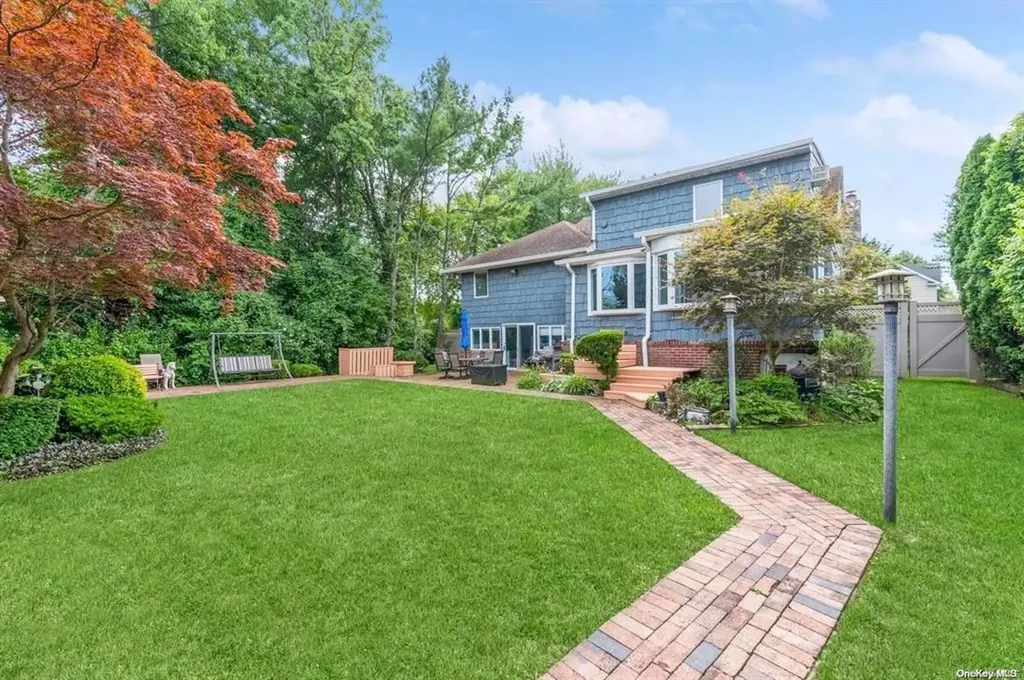 16 Hawthorne Lane Lawrence NY 11559