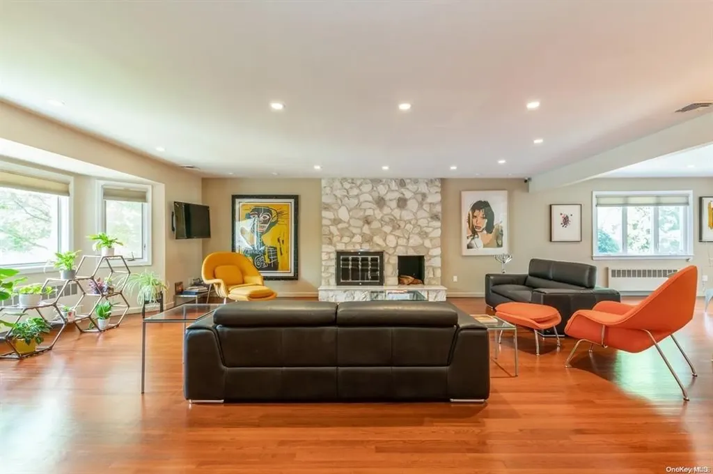 16 Hawthorne Lane Lawrence NY 11559