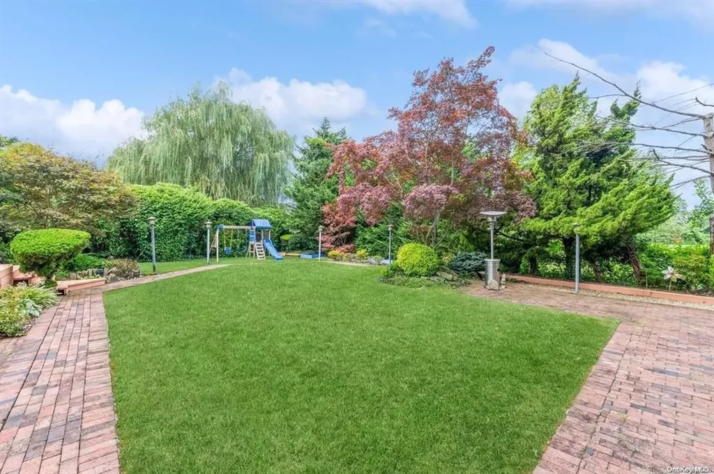 16 Hawthorne Lane Lawrence NY 11559