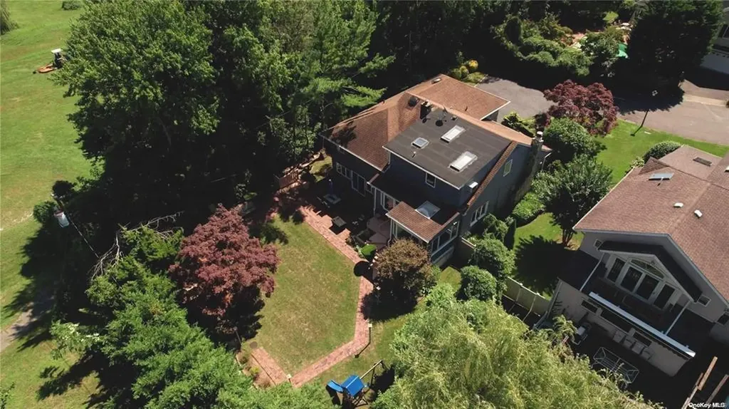 16 Hawthorne Lane Lawrence NY 11559