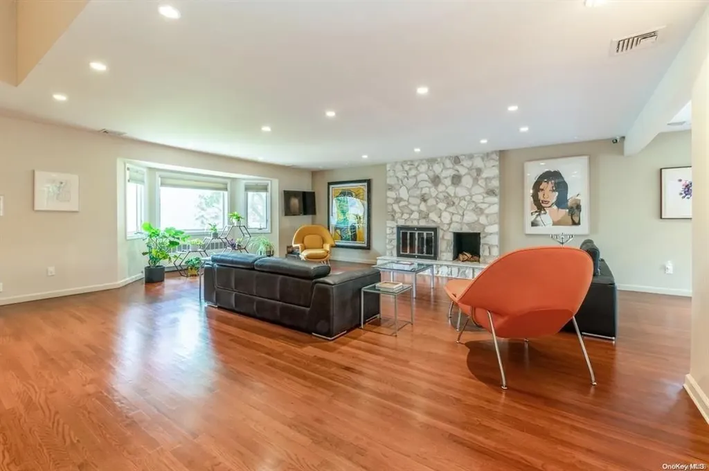 16 Hawthorne Lane Lawrence NY 11559