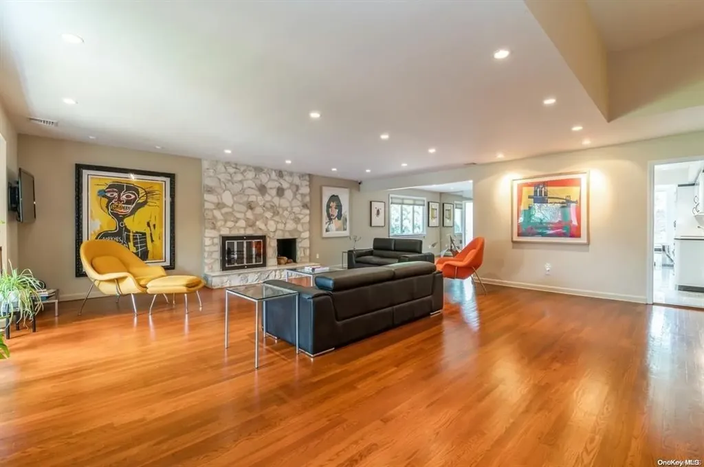 16 Hawthorne Lane Lawrence NY 11559