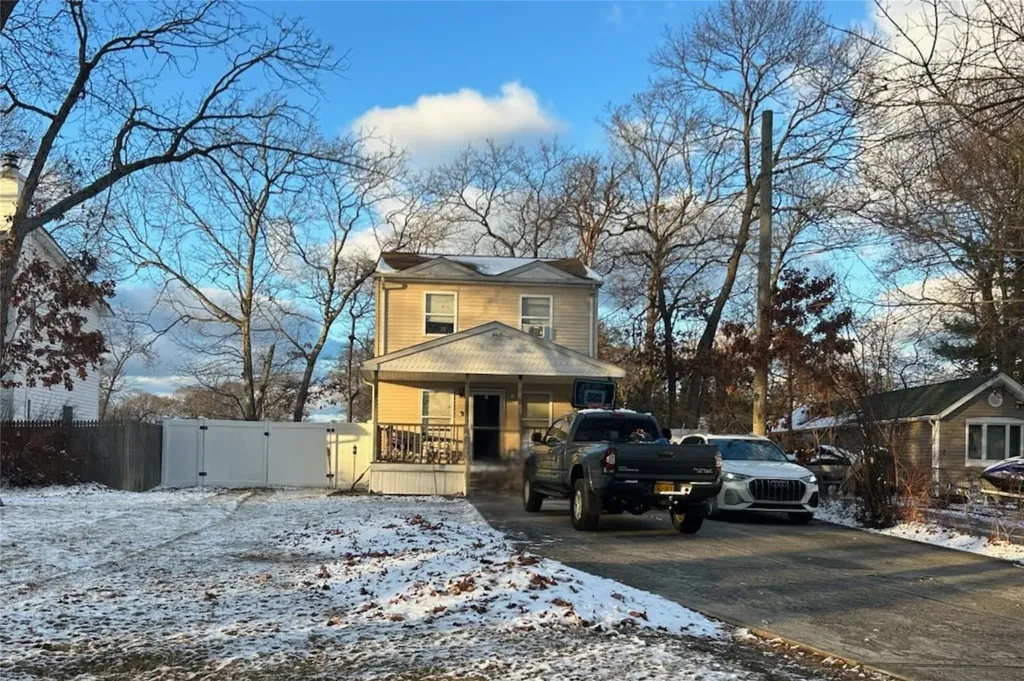 11 Laurelton Avenue Brookhaven NY 11784