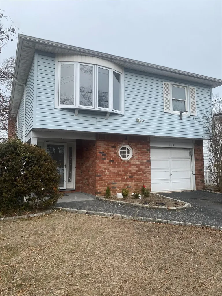 123 Lakeway Drive West Babylon NY 11704