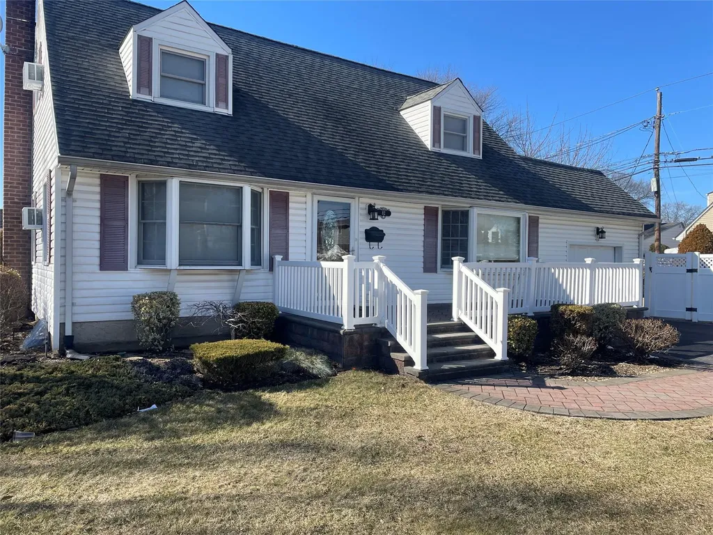 82 Parkview Street Plainview NY 11803