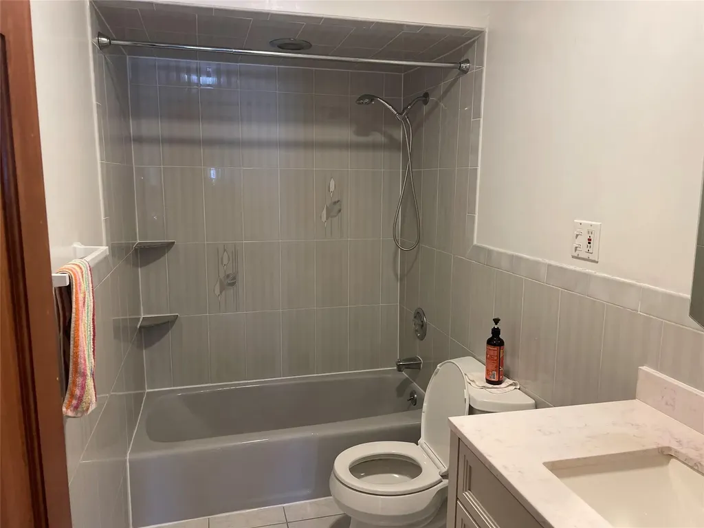 82 Parkview Street Plainview NY 11803