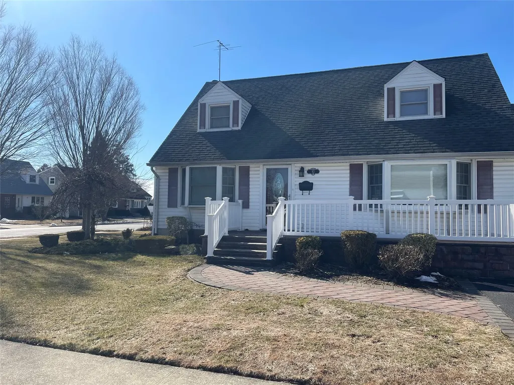 82 Parkview Street Plainview NY 11803