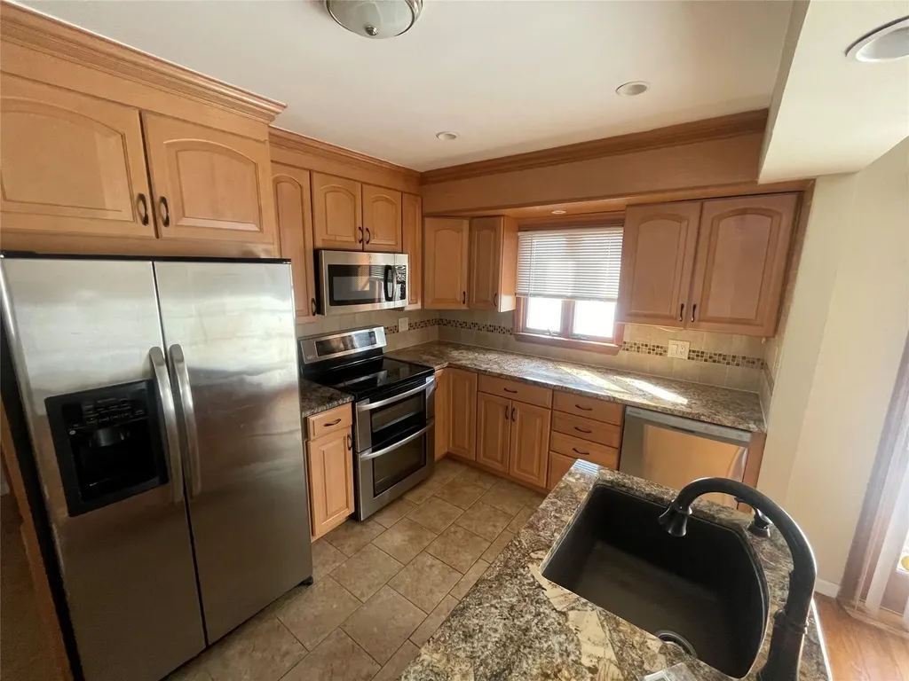 82 Parkview Street Plainview NY 11803