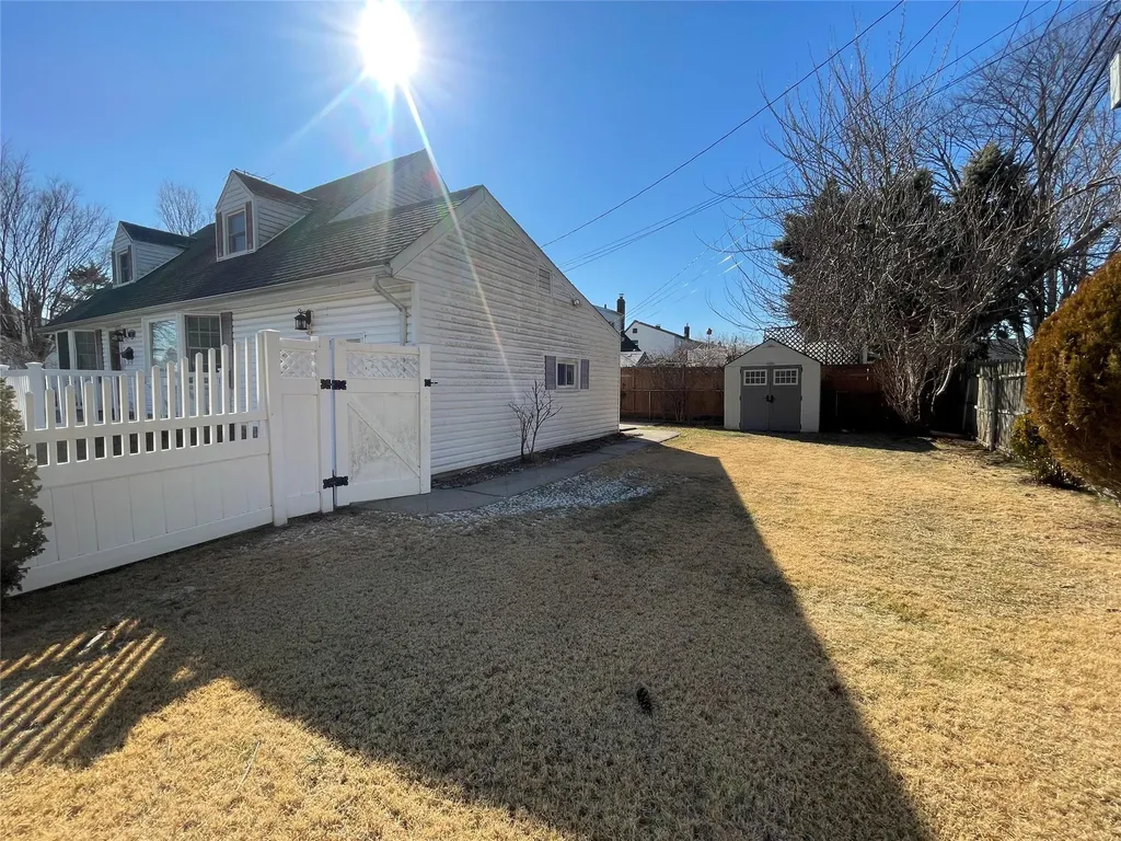 82 Parkview Street Plainview NY 11803