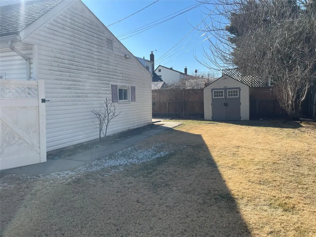 82 Parkview Street Plainview NY 11803