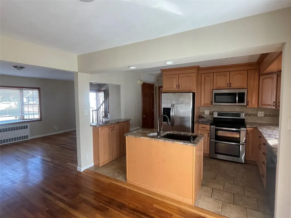 82 Parkview Street Plainview NY 11803