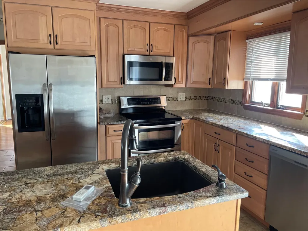 82 Parkview Street Plainview NY 11803