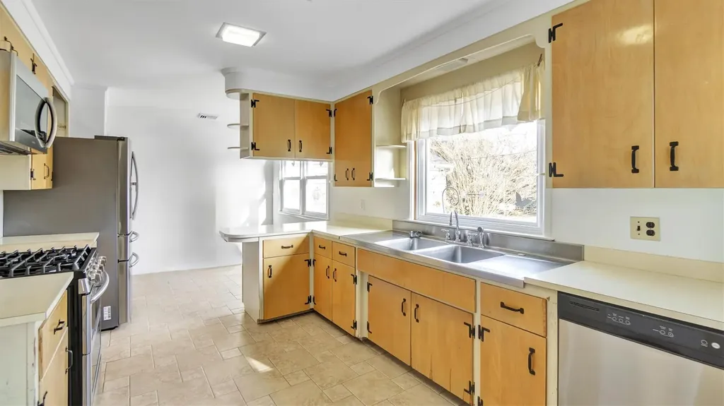 74 Sunrise Avenue Riverhead NY 11901