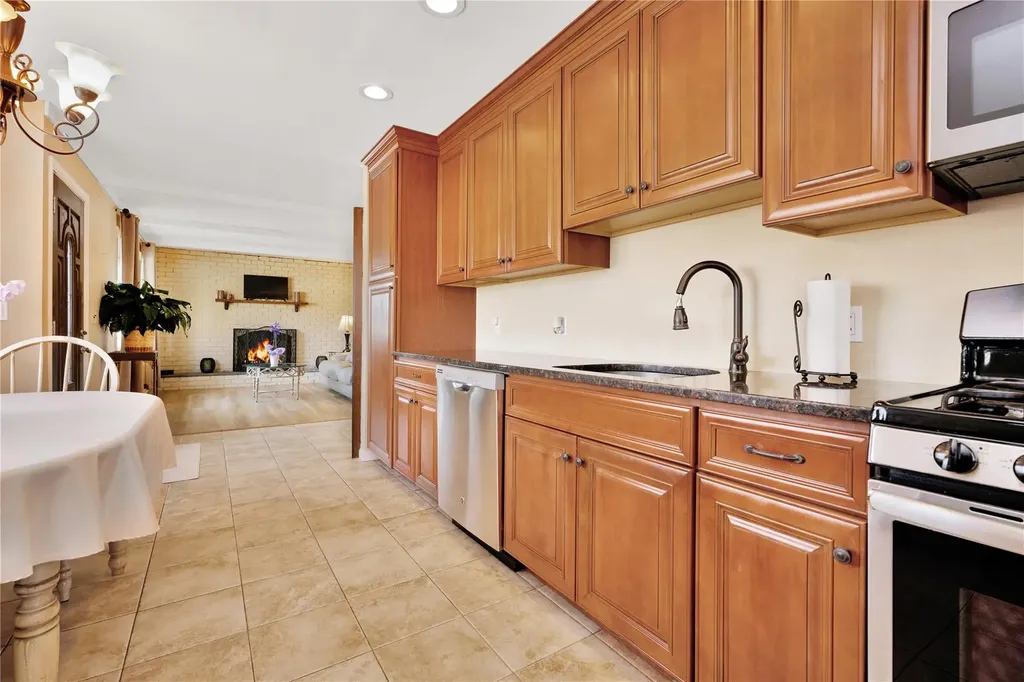 9 Stagg Lane Commack NY 11725
