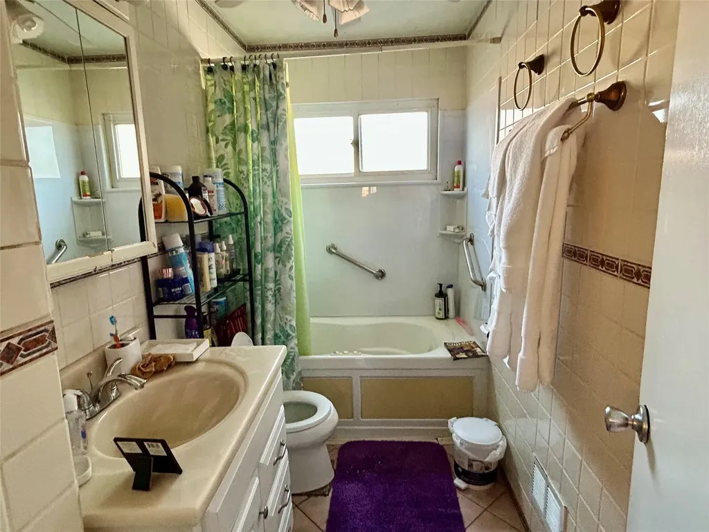 1517 Ohio Avenue Bay Shore NY 11706