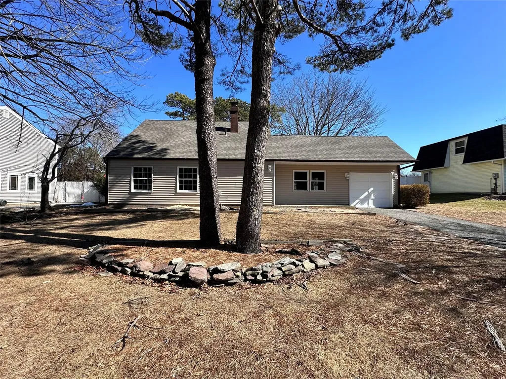 1073 Sipp Avenue Medford NY 11763