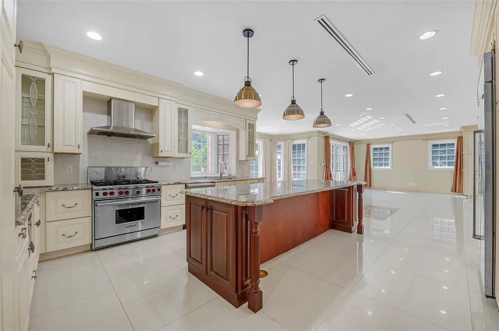 8 Chanticlare Drive Manhasset NY 11030