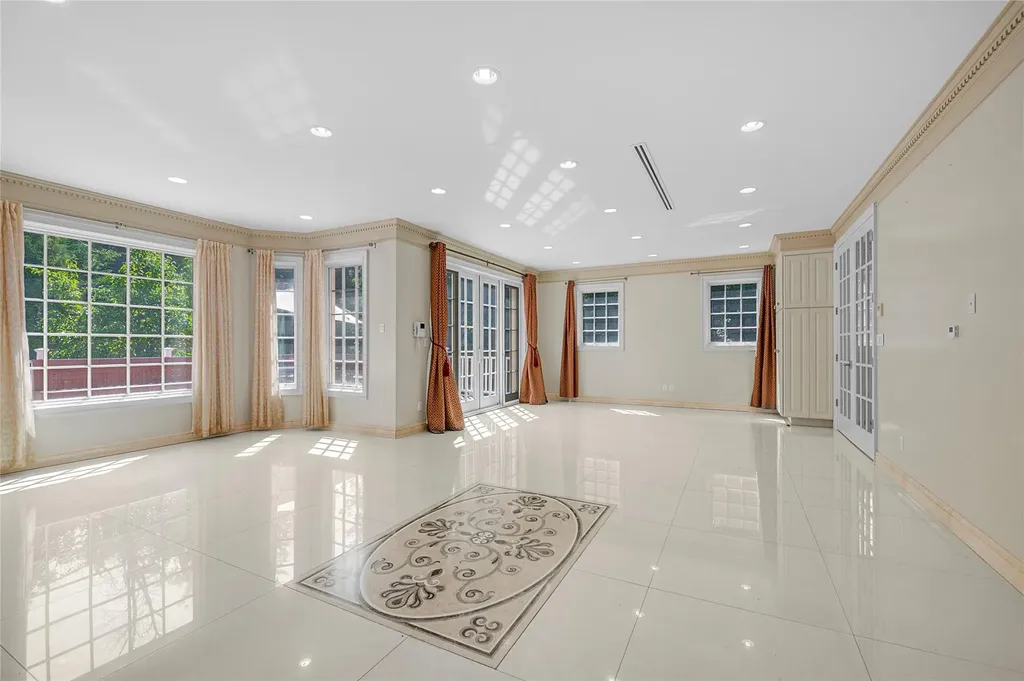 8 Chanticlare Drive Manhasset NY 11030